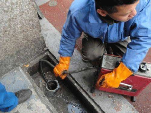 察布查尔疏通下水道