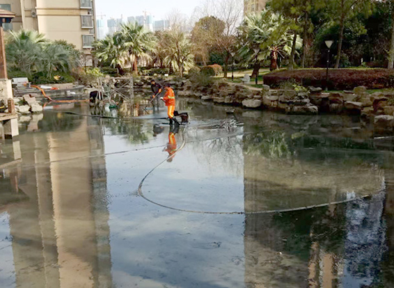 察布查尔景观池淤泥清理