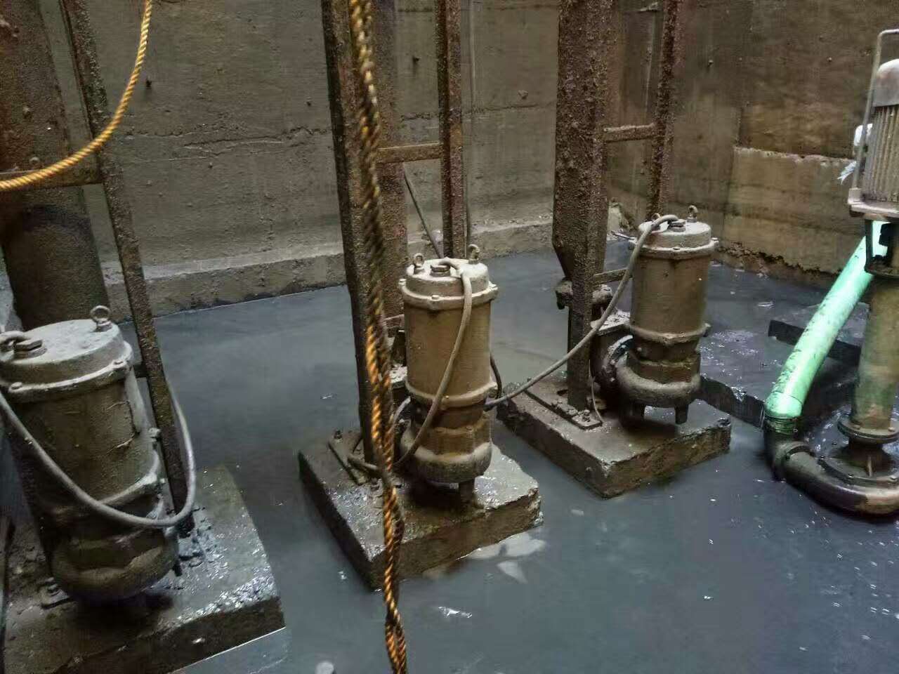 察布查尔污水池清理